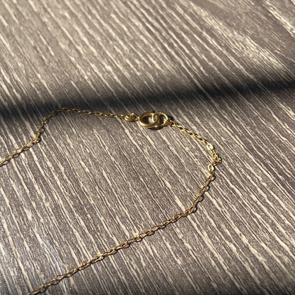Gold necklace with V design and black marble - Picture 3 of 4